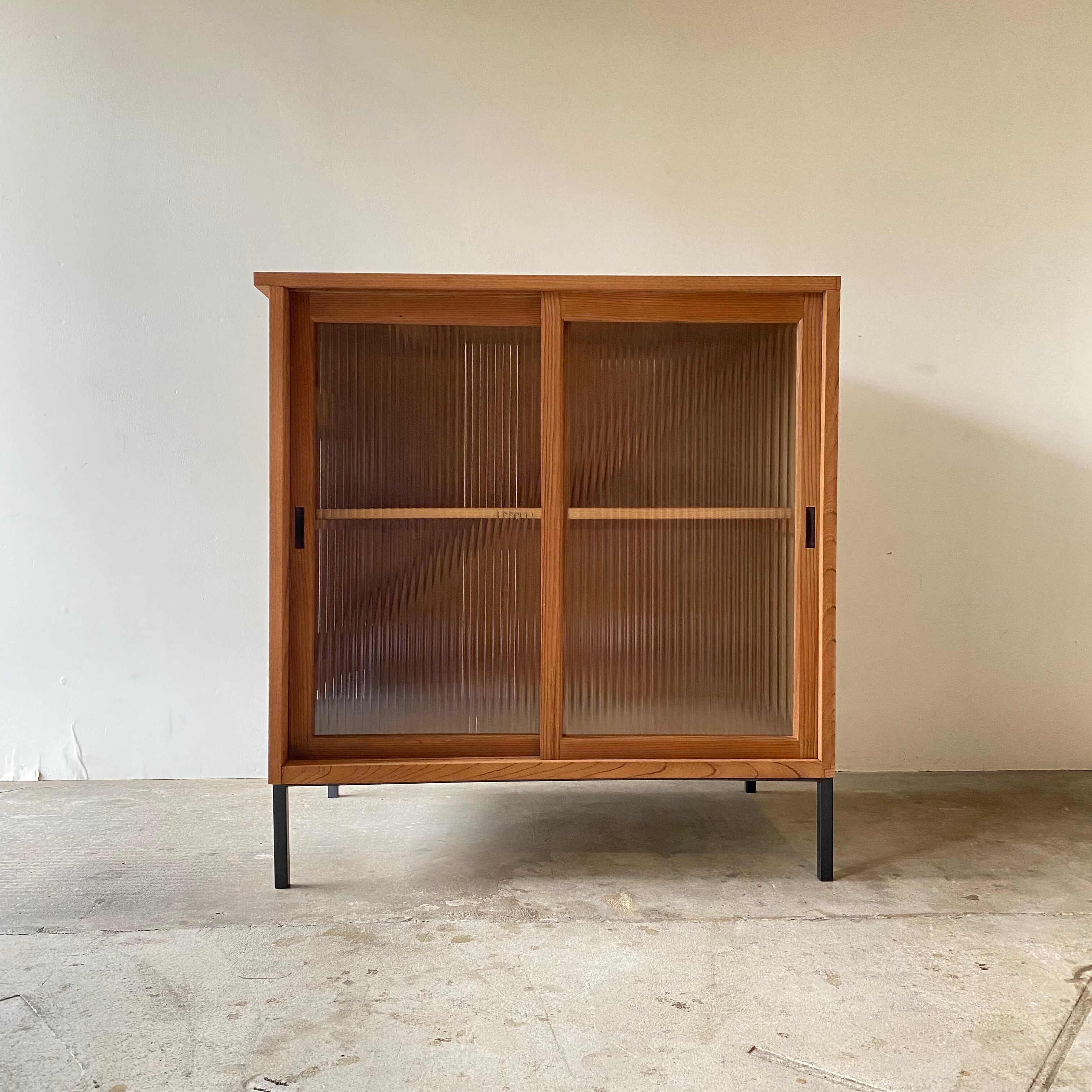 鉄脚のキャビネット　ガラスケース　0847