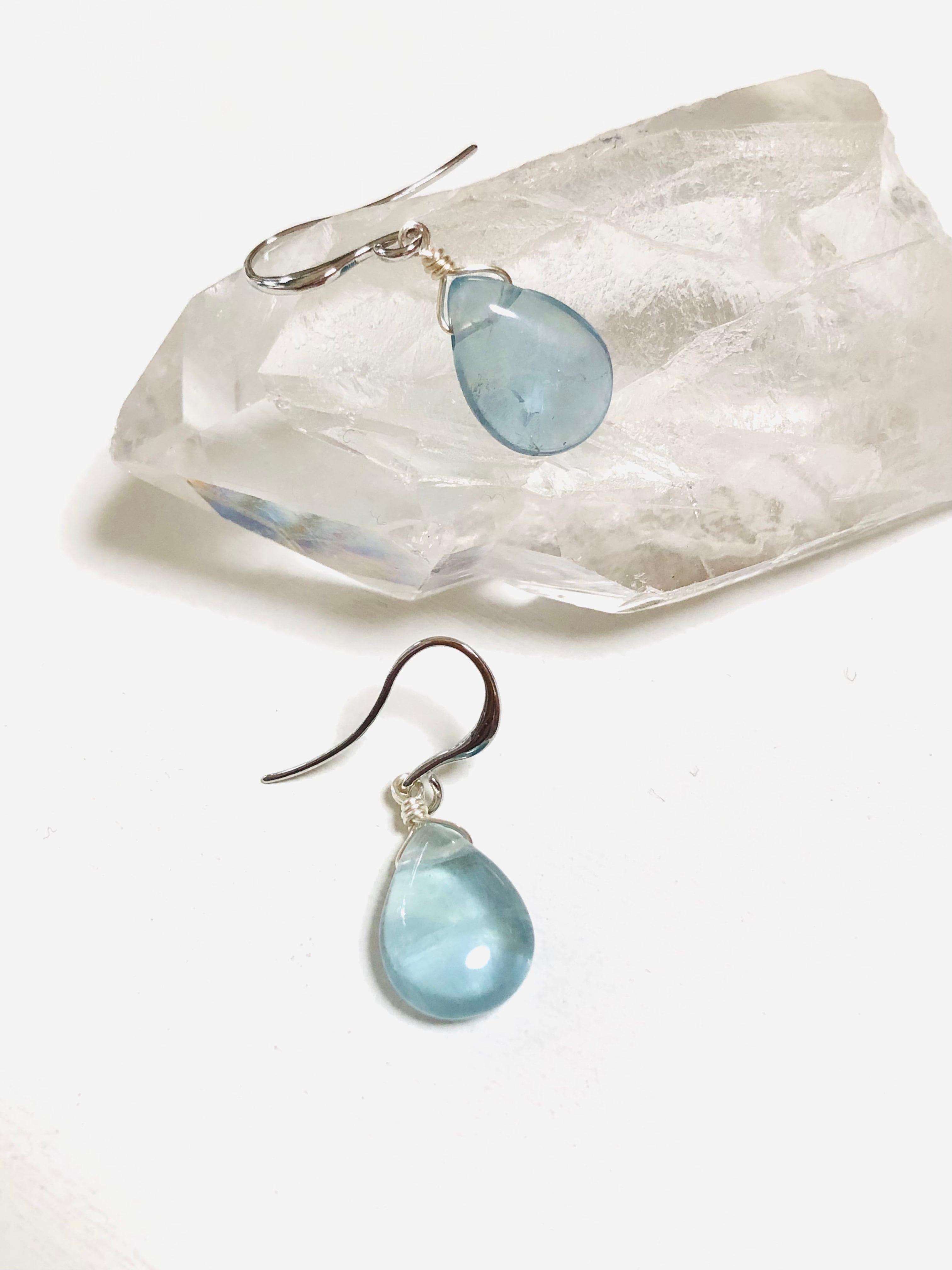 ブルーフローライトの雫型ピアス