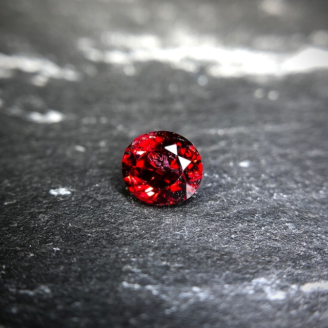 生命力溢れる深紅の宝石 0.32ct 天然 レッドスピネル