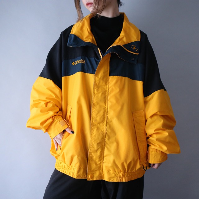 "Columbia" 3-tone good coloring over silhouette mountain jacket