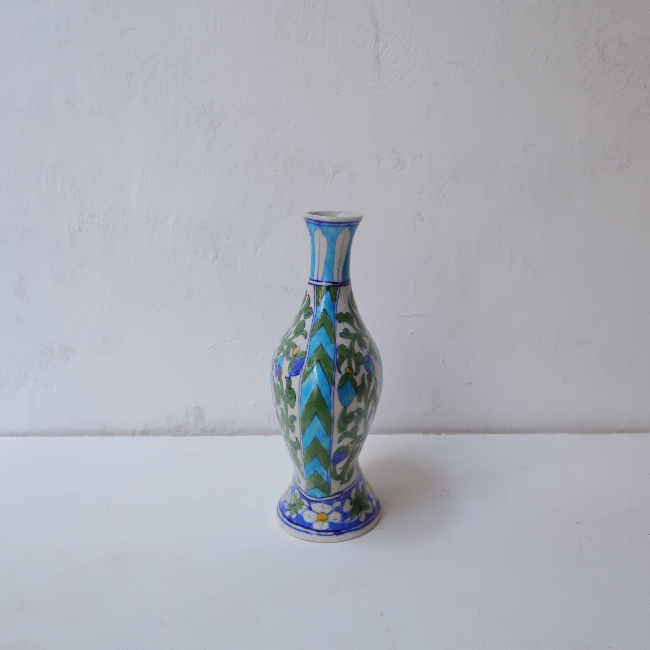 インドのブルーの花瓶(中)