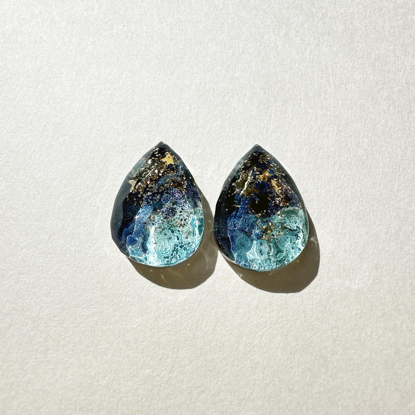 水彩レジンしずく型ピアス、イヤリング（夜空） | 菜の花工房
