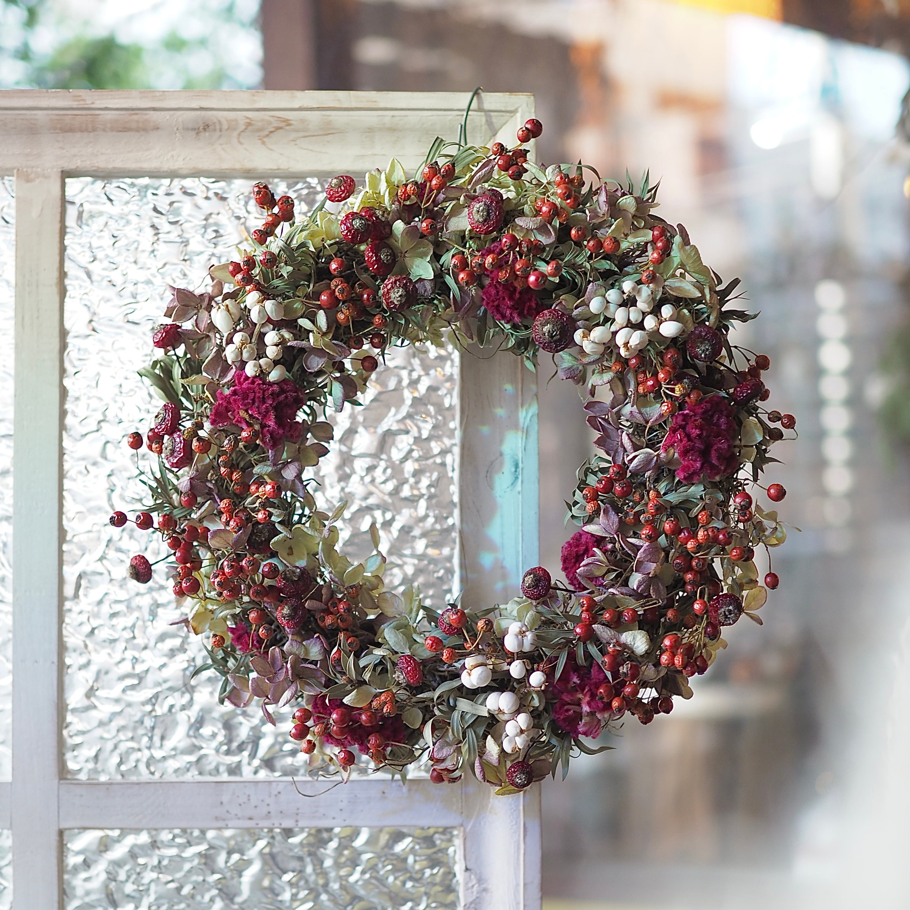 バラ実とナンキンハゼのリースΦ25 | Oak House