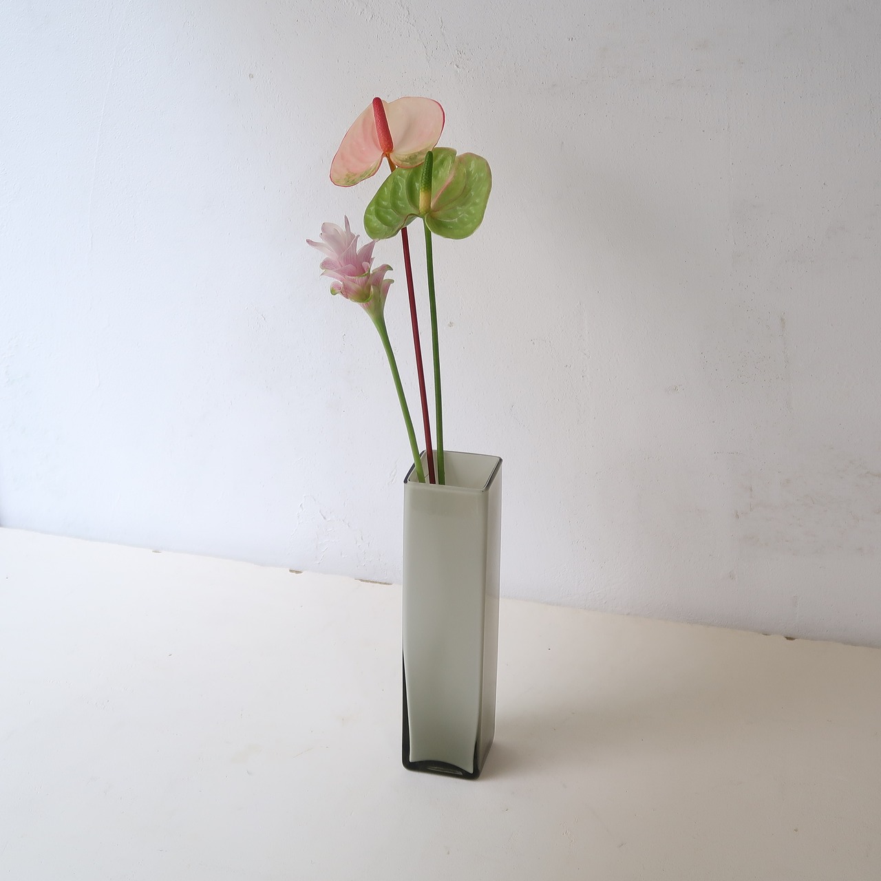 ライトグレーのスクエア花瓶