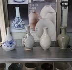 青みがかった花瓶