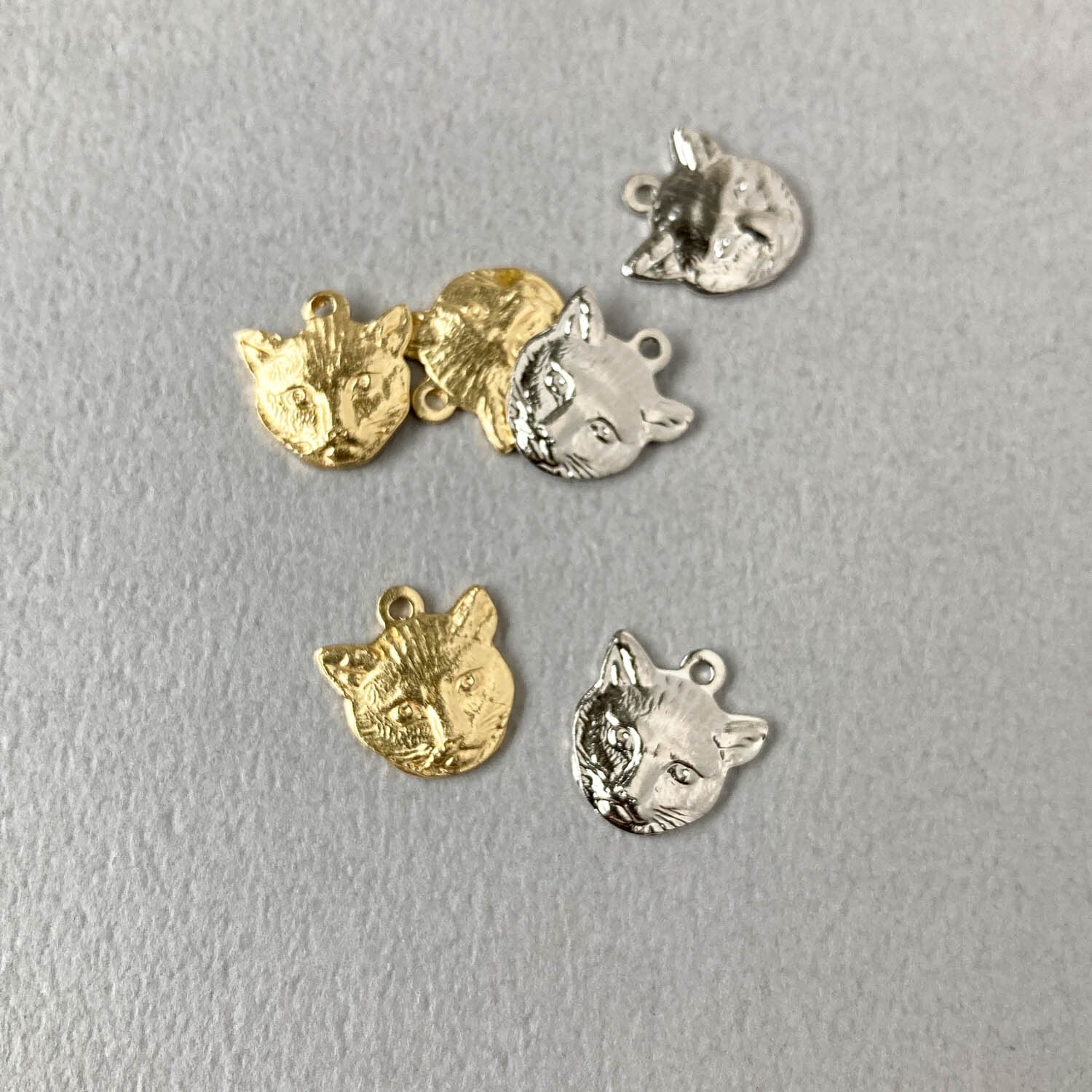 〈新色追加〉USA真鍮 猫の顔チャームS(11mm)