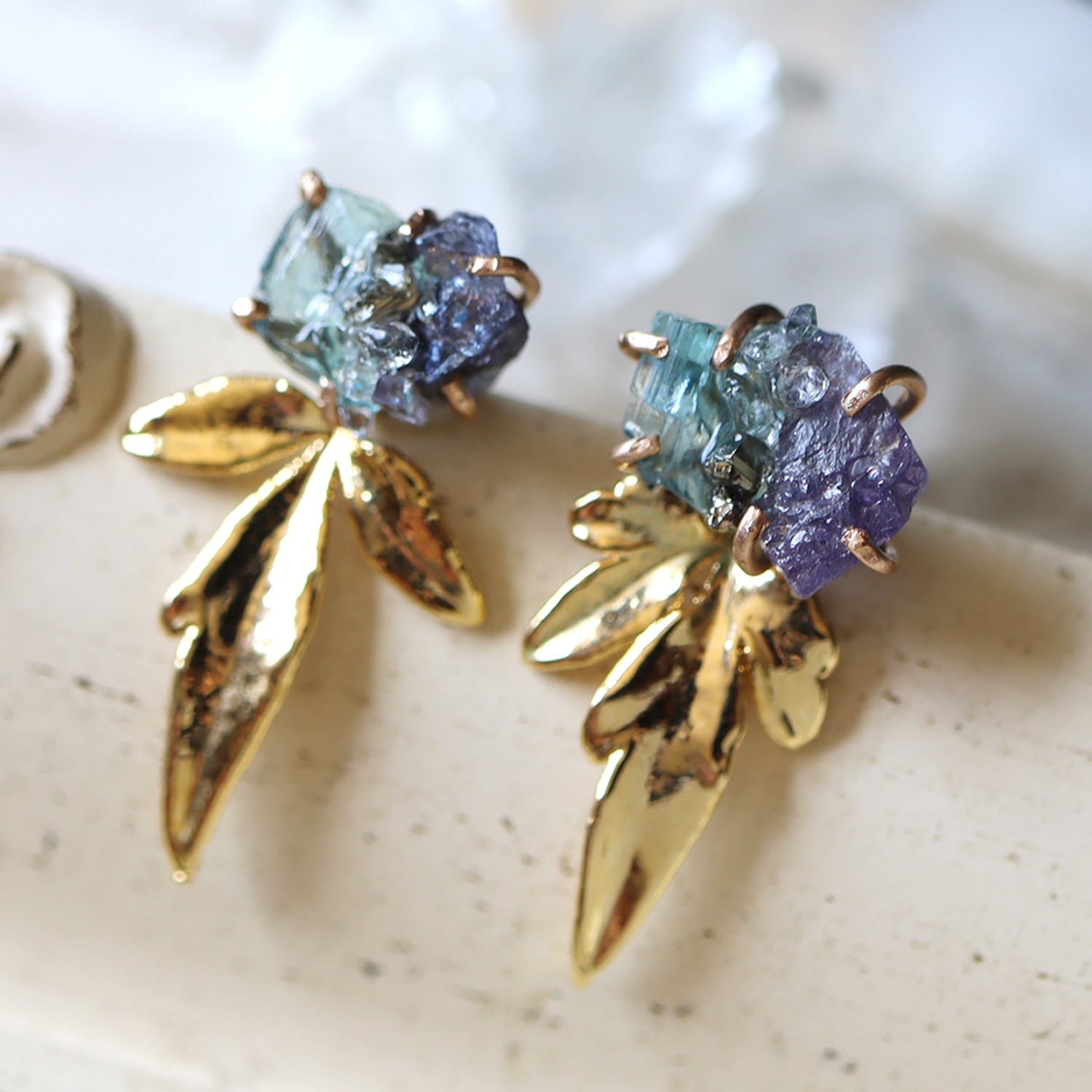 原石タンザナイトとクレマチスの葉ピアス | witch/花石:鉱物植物
