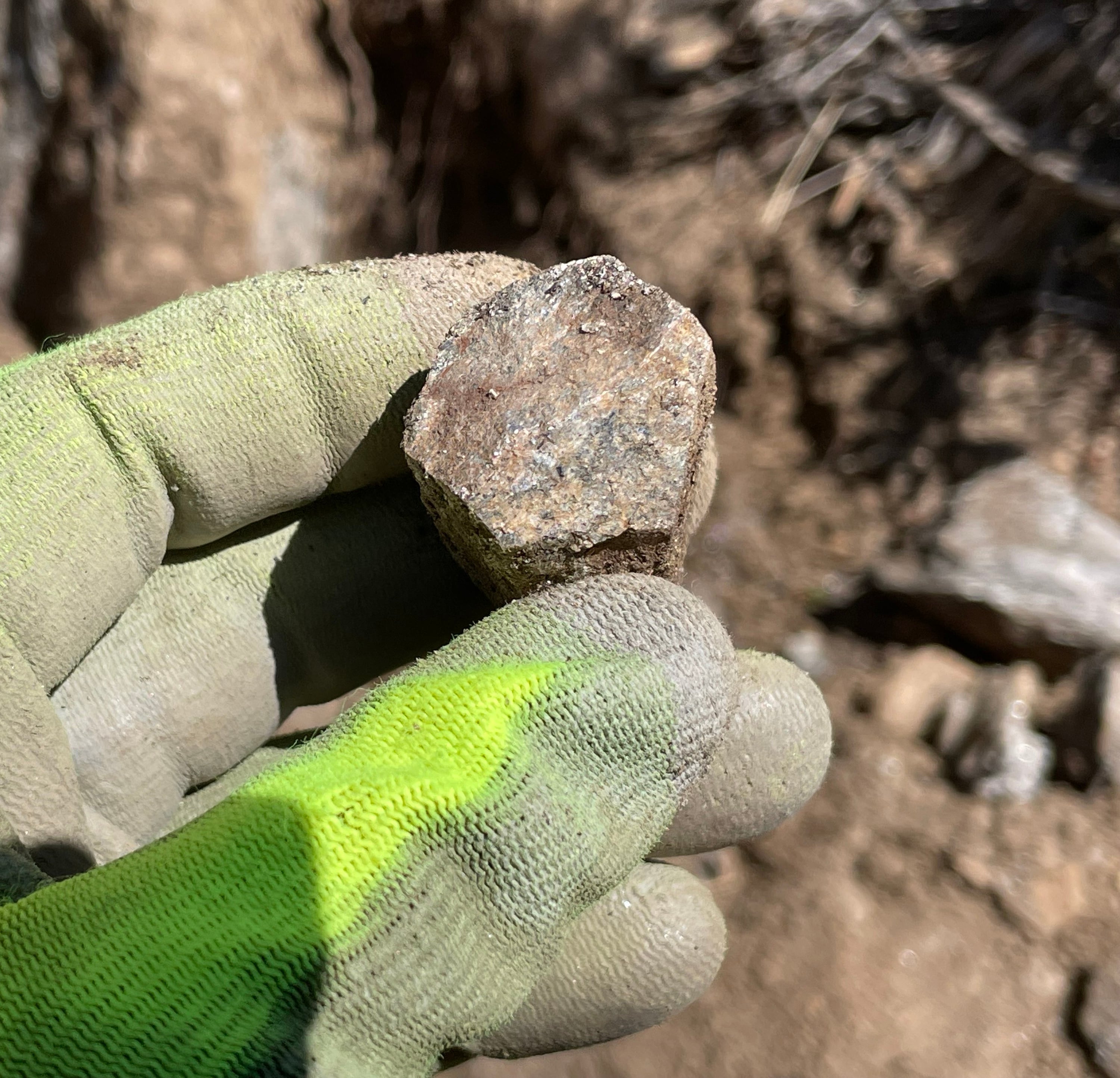 カリフォルア産 コランダム ルビー サファイア 原石 61.7g