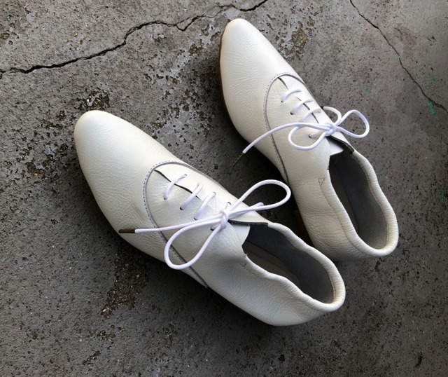 ＜バブーシュとしても◎＞かかとのゴムで履きやすく、キレイに決まるホワイトレザーシューズ