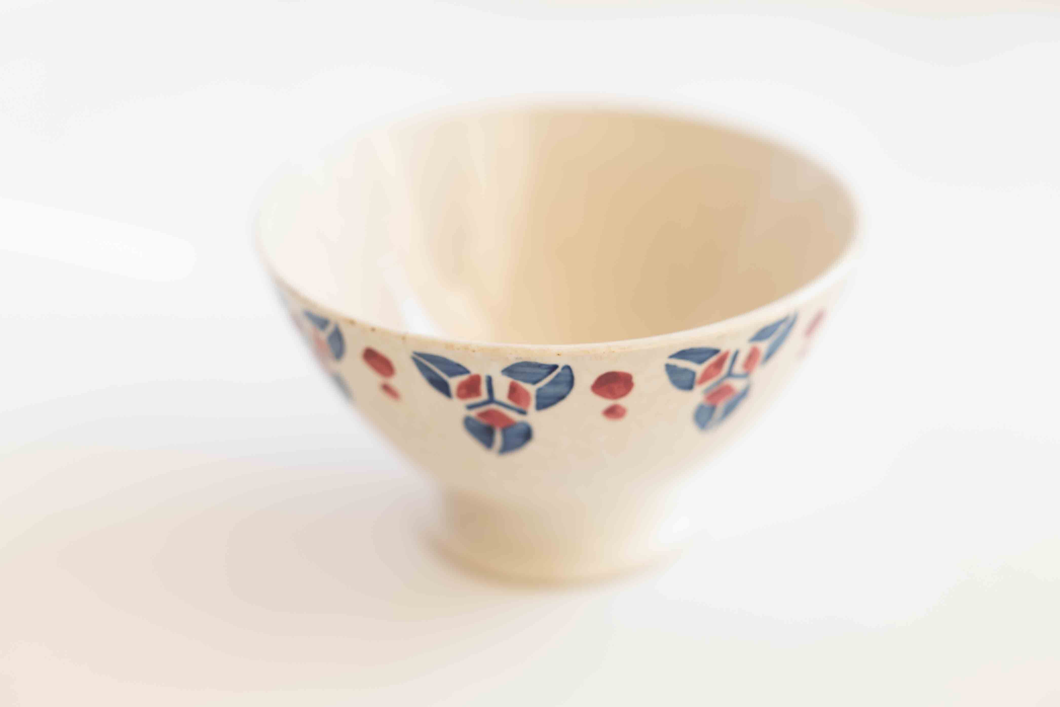 フランス DIGOIN(ディゴアン)社製の古いタイプの大きなボウルです。リズム感のあるスタンプ柄が魅力的です。