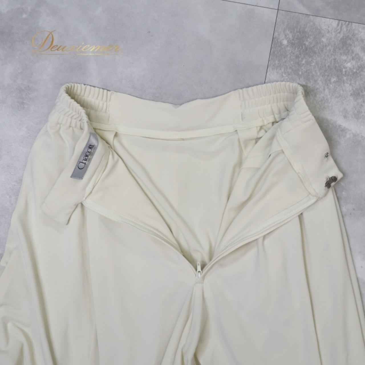 社交ダンス 衣装 スカート ホワイト系 チャコット Chacott レッスン 練習 白 日本製 大人っぽい 上品 おしゃれ 無地 シンプル 白 クリーム色 アシンメトリー レッスン着 練習着 やわらかい アシンメトリー スカート ダンスウェア フレアスカート クリーム色系 おしゃれな衣装 ホワイト系スカート 大人女性用 柔らかい素材 練習用スカート スタイリッシュ 日本製ダンス衣装 ダンスレッスン着