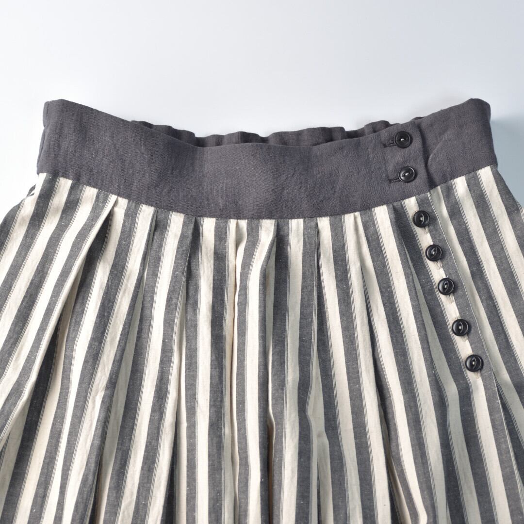 MAGALI マガリ ウォッシュドコットンリネン・アンティーク・スカート・ブラックストライプ ふんわりとしたシルエットで、裾の切り替えがデザインのポイントになっております。【送料無料】