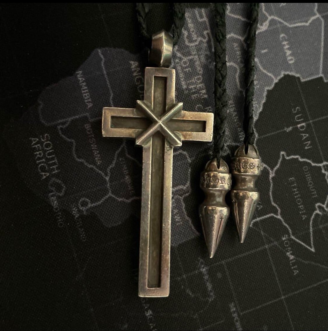 CHROME HEARTS クロムハーツ メイプルソープ スモールクロス ペンダント スパイクレザー