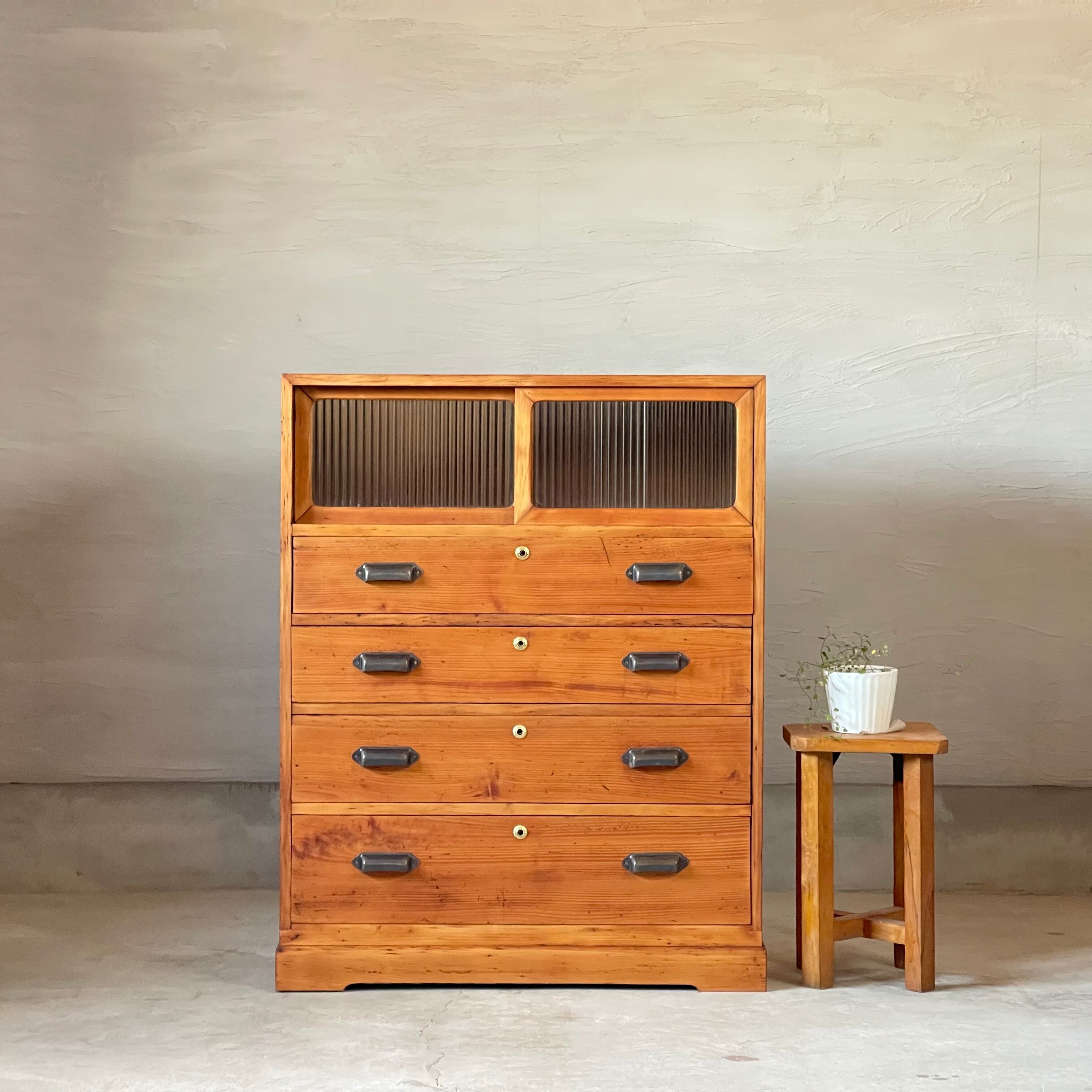 4杯の引き出しとモールガラスの収納棚