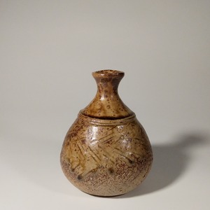 備前胡麻徳利 Bizen sake vessel