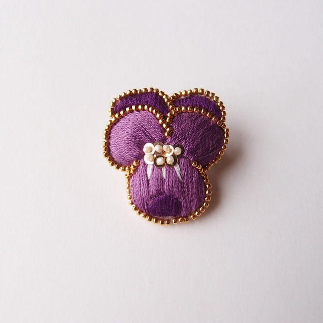 Viola ❘  aya 刺繍 ブローチ