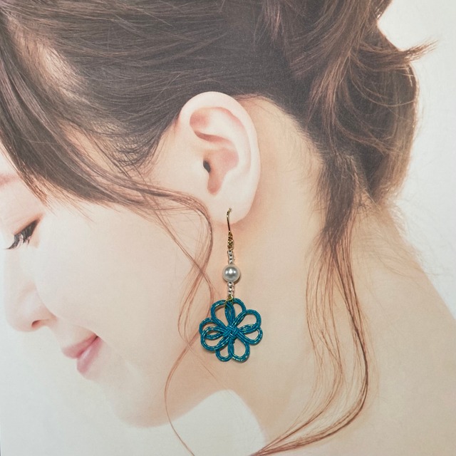 【飯田水引】二本八重の花のピアス（金ラメ入りアクアブルー）