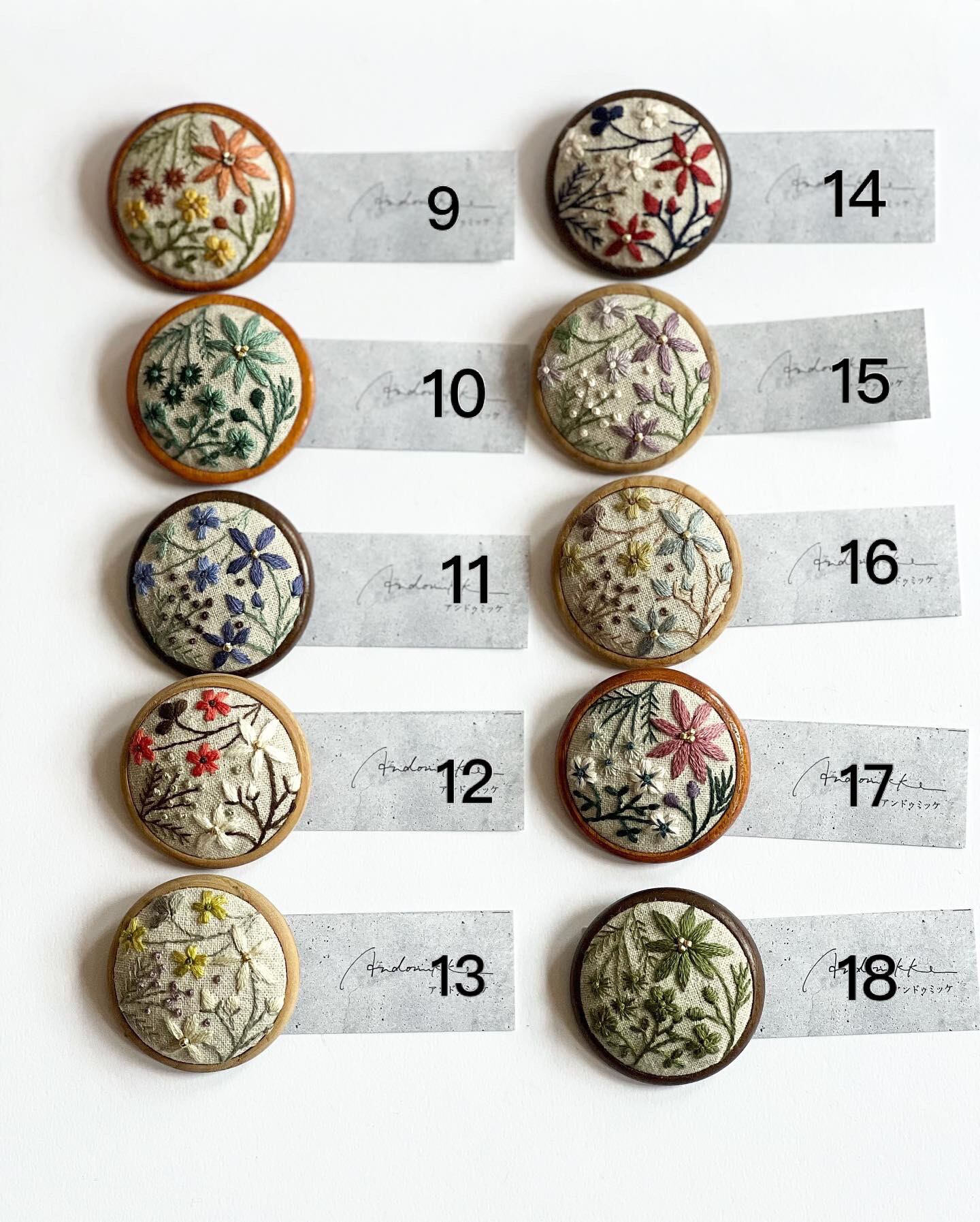 ANDOMIKE 木枠手刺繍ブローチ 30 | teshigotoya ねむの木の豆