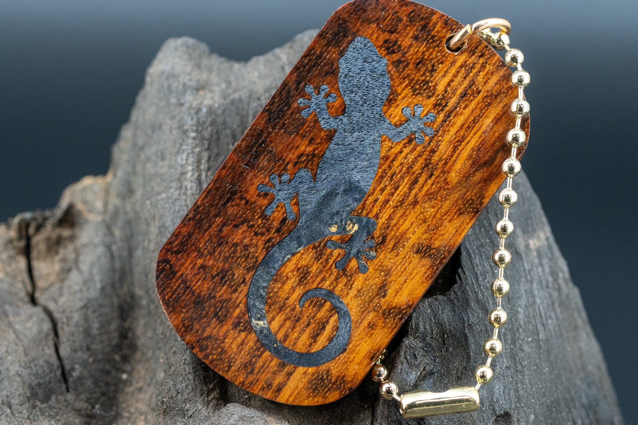 ※【 木のダイヤモンド 】スネークウッド ドッグタグ 象嵌 木登りトカゲ