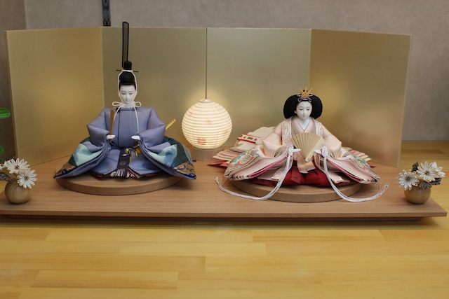 雛人形　Bonne chance/幸運　清水久遊作　正絹松花柄.紅葉菊刺繍「留袖」越前塗平飾り/限定一点物親王