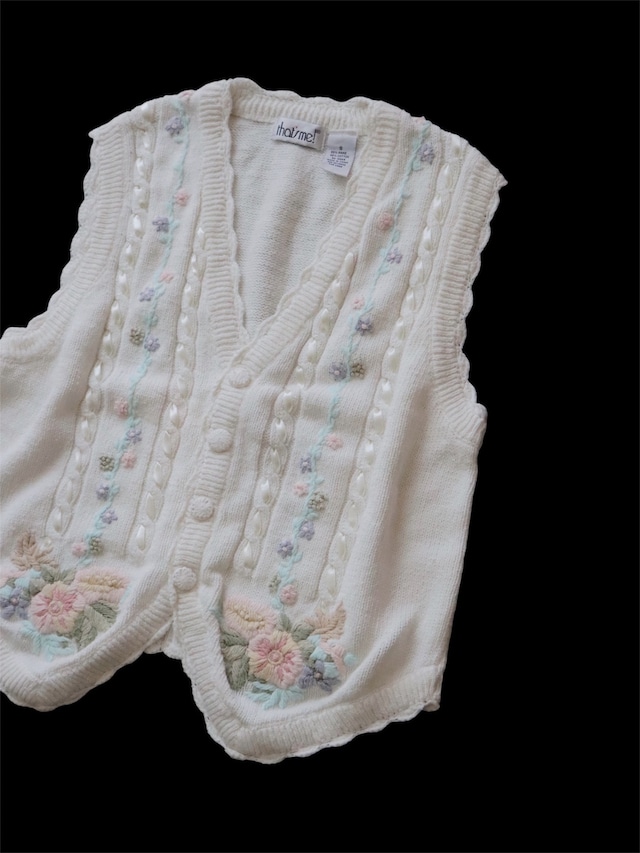 ●flower embroidery & ribbon cable design knitted vest
