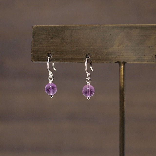 パープルフローライト６ミリ玉ピアス（イヤリング）