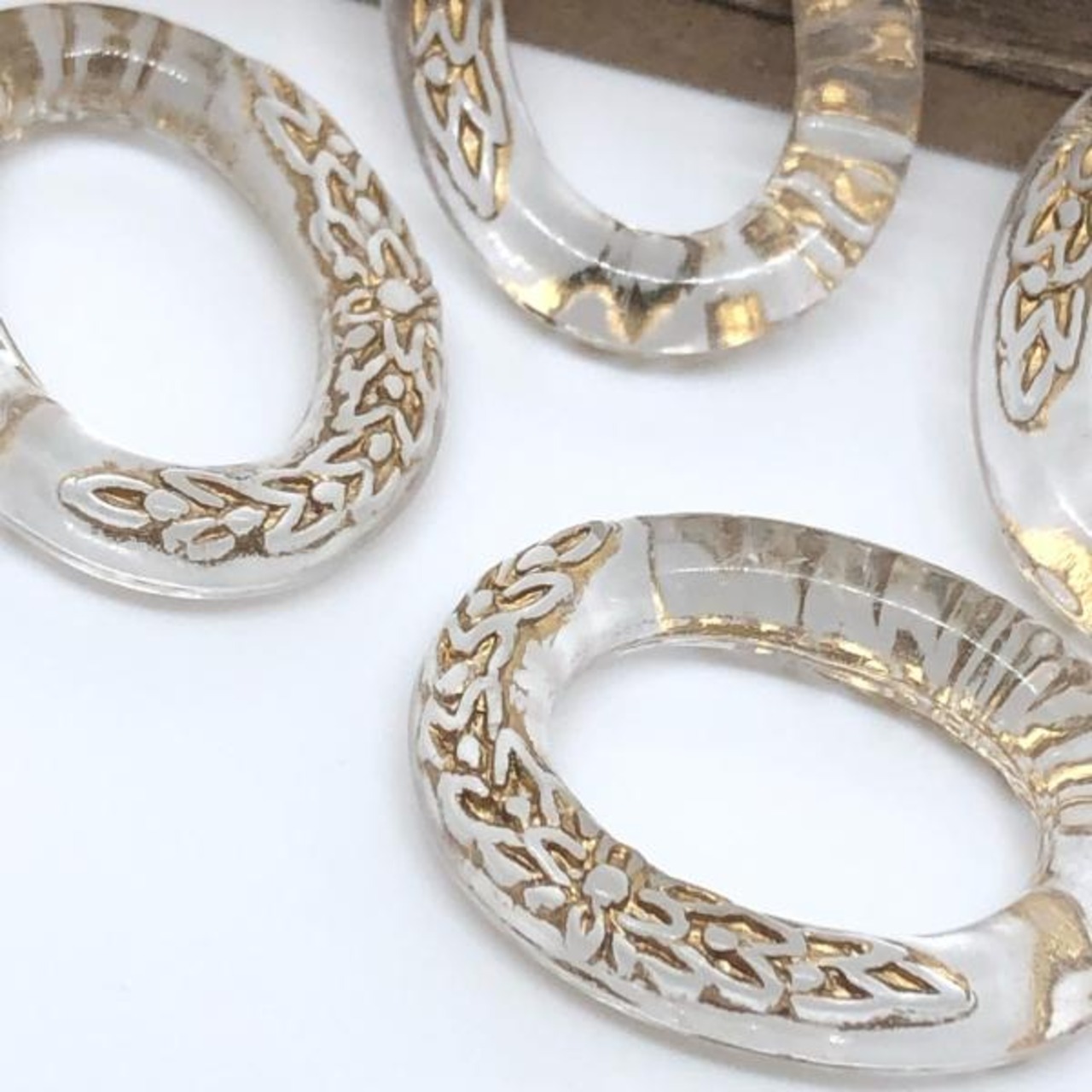 【4個】ゴールド彫刻オーバルクリアリングチャーム/アクリル /フラワー/フレーム/楕円/パーツ