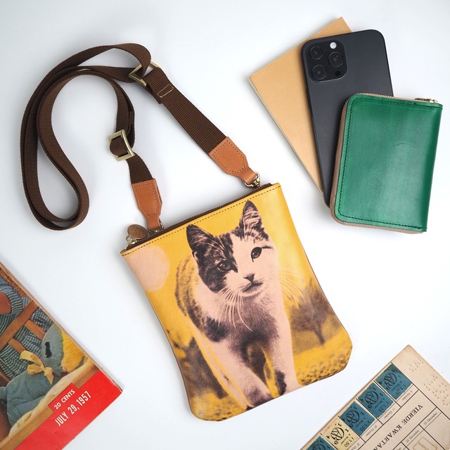 Zipper Pochette (Cat) VINTAGE SELECTION Cowhide Smartphone Shoulder Bag