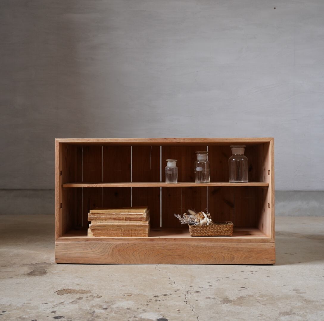 古い2段の木製棚