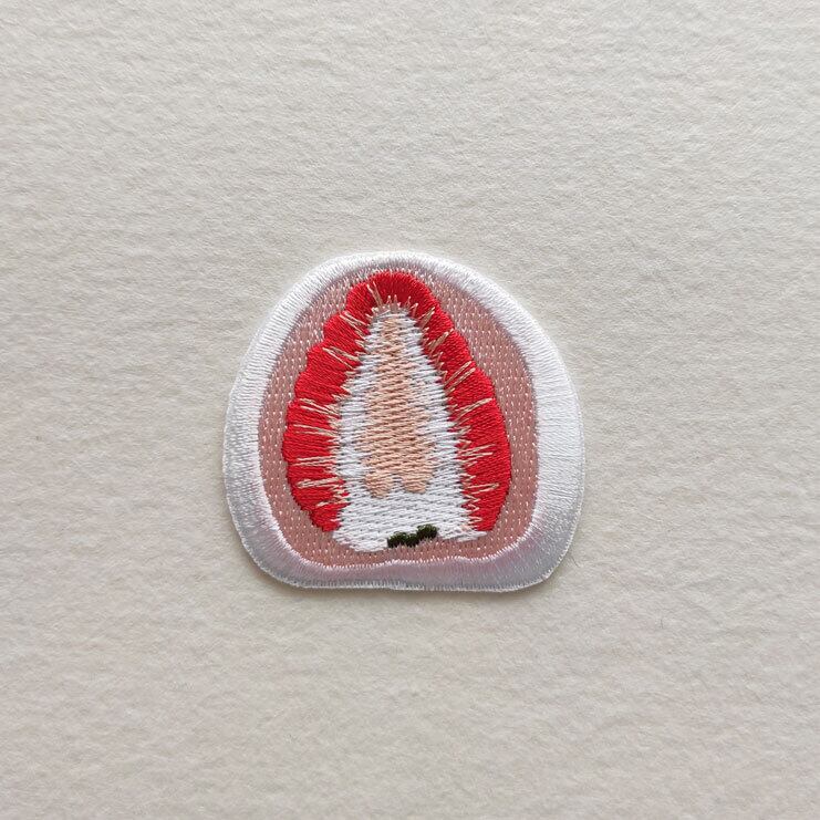 刺繍ワッペン いちご大福 アイロン接着 | ワッペン屋 läikkä