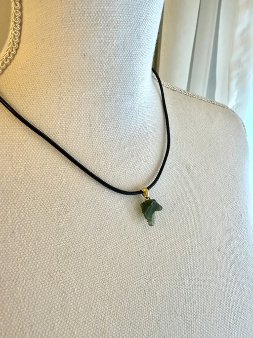 【本場買い付け】【最高品質】【希少石】モルダバイト　ペンダント（革ひも　or　チェーンつき　☆選べます）　NO.7