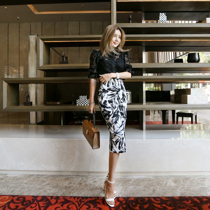 シースルーブラウス