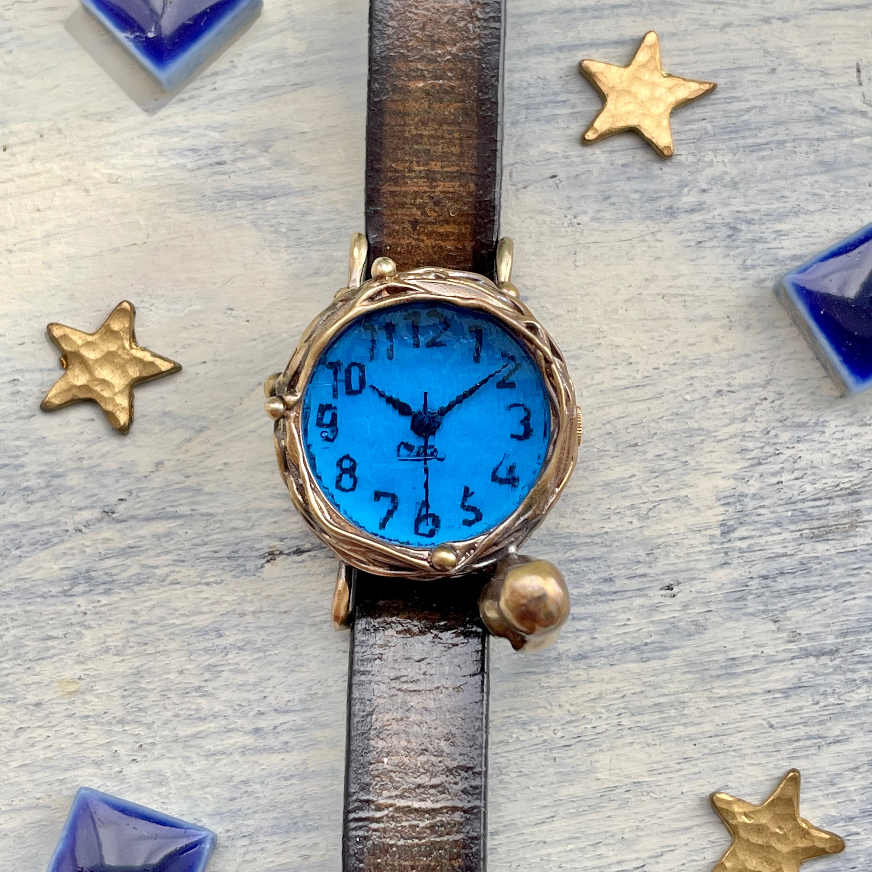 青いダイヤルの金色腕時計クォーツ 世の中の静寂を見つめるフクロウ腕時計S深青 | カエルの時計屋さん