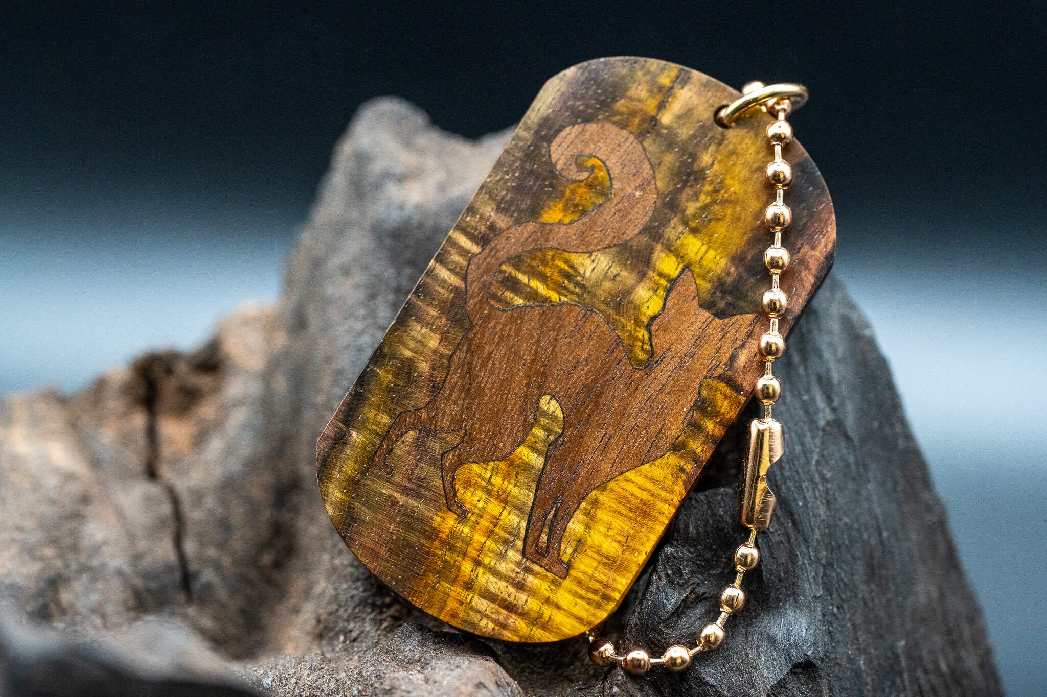 【21世紀最高峰の材】ゴールデンサイアミーズローズウッド マイクロカーリー ドッグタグ 象嵌 探る視線