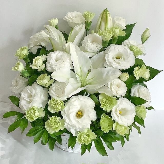 お供えの花 白ユリと白いトルコキキョウのアレンジメント 前橋市元総社