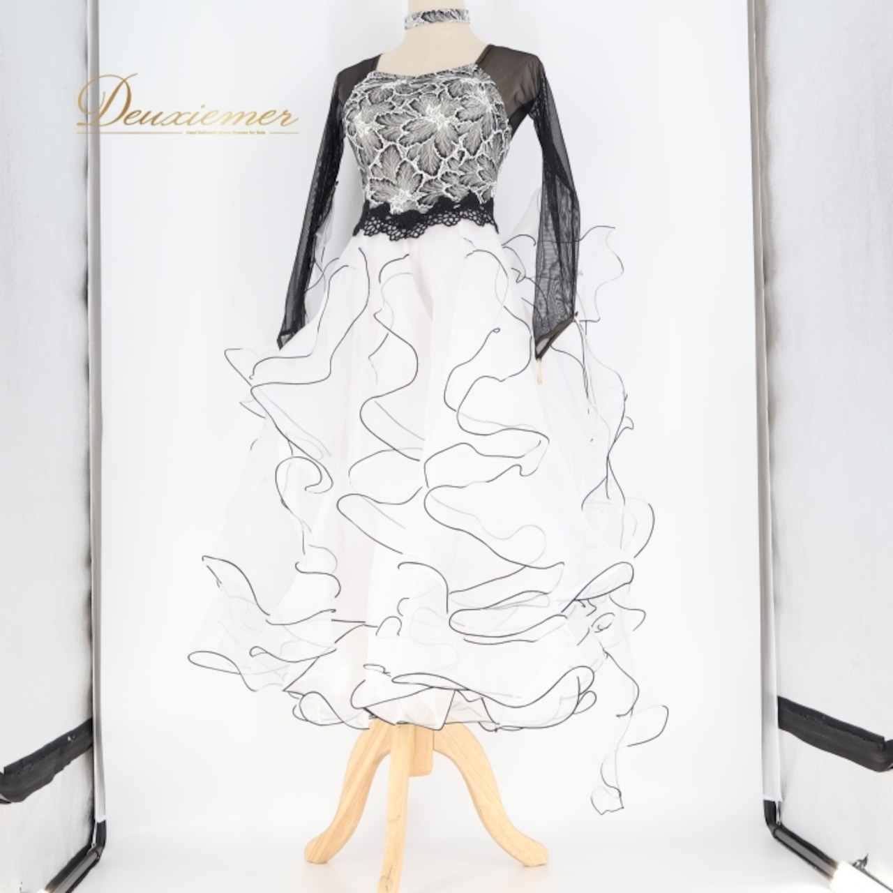 社交ダンス 衣装 スタンダード ドレス ワンピース 白 黒 レース 高級感 パスタイム PASTIME 日本製 パーティ 発表会 フリル フロート ブラック系 ホワイト系 モノトーン スカート 軽い お洒落 レディース 鮮やか 上品 ダンス 発表会用 衣装用 スタイリッシュ パフォーマンス用