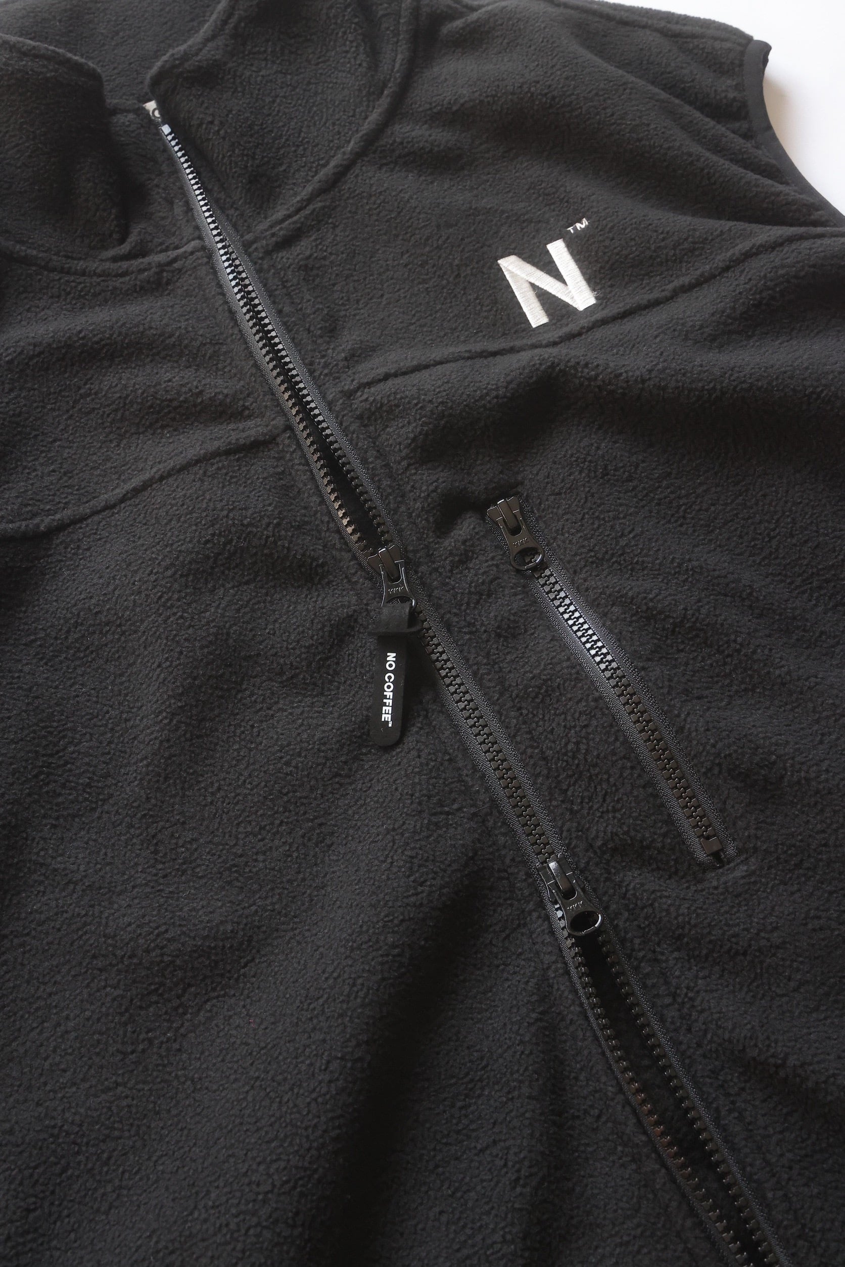 NO COFFEE ”Nロゴ” FLEECE VEST ブラック（新作・新品） NO COFFEE ”Nロゴ” FLEECE VEST | NO COFFEE