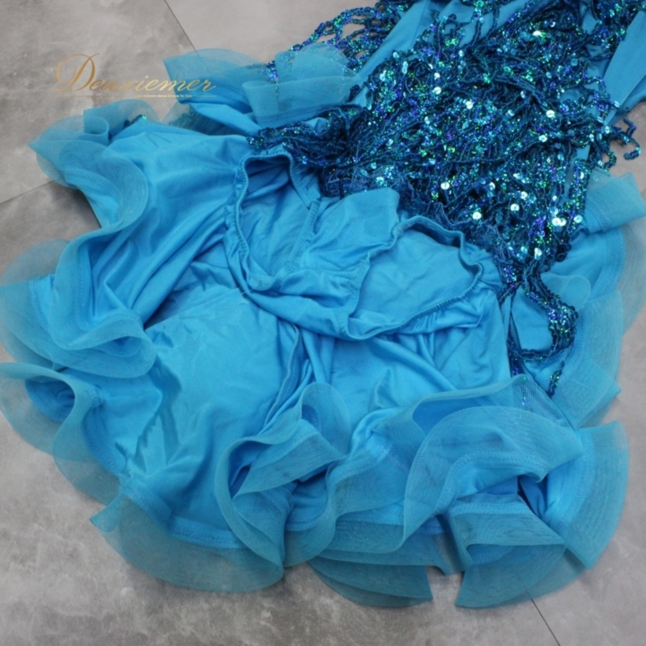 社交ダンス 衣装 ラテン ドレス ワンピース パーティドレス 水色 スパンコール ブルー系 ノースリーブ ホースヘア ホルターネック ステージ衣装 ライブ衣装 フィットネス 舞台衣装 競技用ダンス衣装 ダンス発表会 女子用 ルンバ ジャズ 高級感 デザイン性 動きやすい おしゃれ ストレッチ素材 パーティー ステージ パフォーマンス かわいい エレガント 華やか クリスタル装飾 ショートドレス