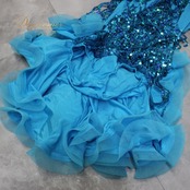 社交ダンス 衣装 ラテン ドレス ワンピース パーティドレス 水色 スパンコール ブルー系 ノースリーブ ホースヘア ホルターネック ステージ衣装 ライブ衣装 フィットネス 舞台衣装 競技用ダンス衣装 ダンス発表会 女子用 ルンバ ジャズ 高級感 デザイン性 動きやすい おしゃれ ストレッチ素材 パーティー ステージ パフォーマンス かわいい エレガント 華やか クリスタル装飾 ショートドレス