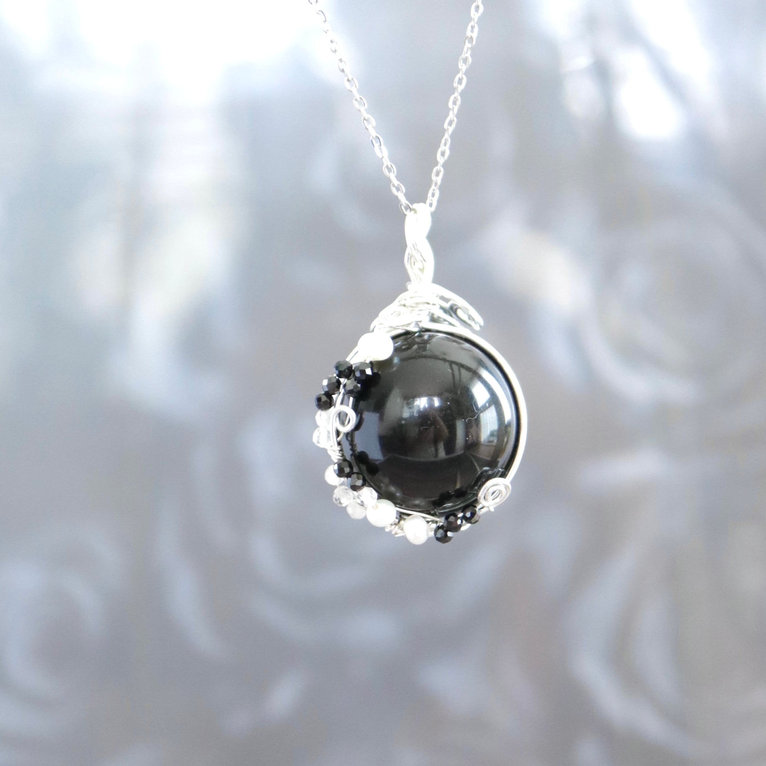 モリオンスフィアのペンダントトップ《黒き守りを胸元に》｜強く静かに