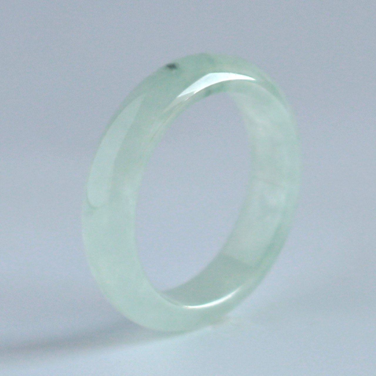 【16.5号】白とグリーンのグラデーションも楽しめる天然白翡翠リング くり抜き甲丸リング A貨翡翠 jd_rg1484