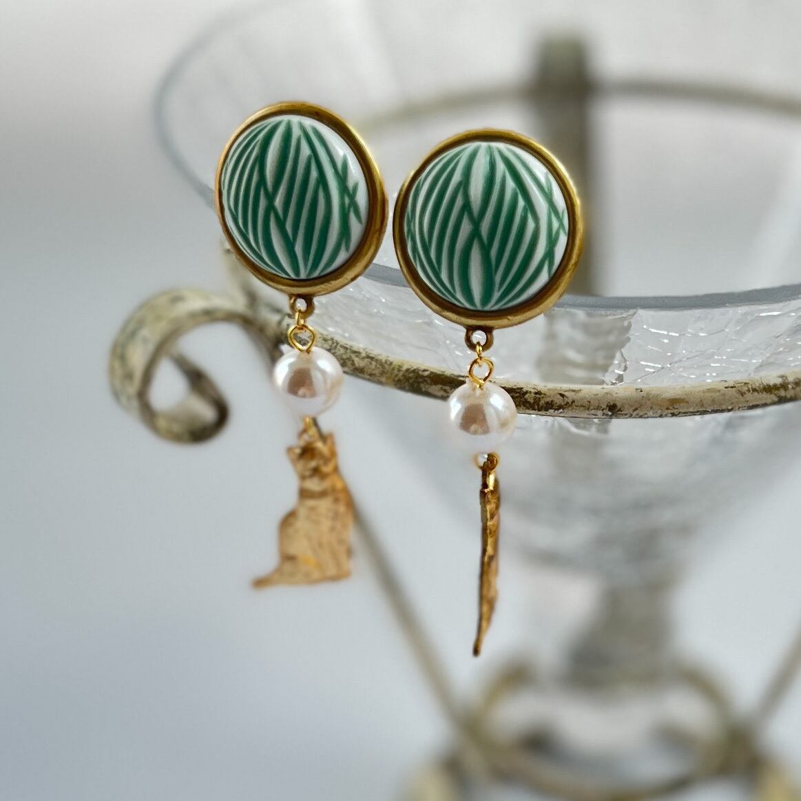 サファリシリーズ ヴィンテージビーズグリーン 短毛お座り猫 猫ピアス