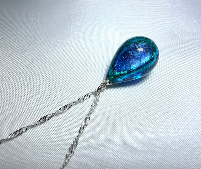 琉球ホタルガラス雫型ネックレス　ピキャズブルー【蓄光】26×15mm