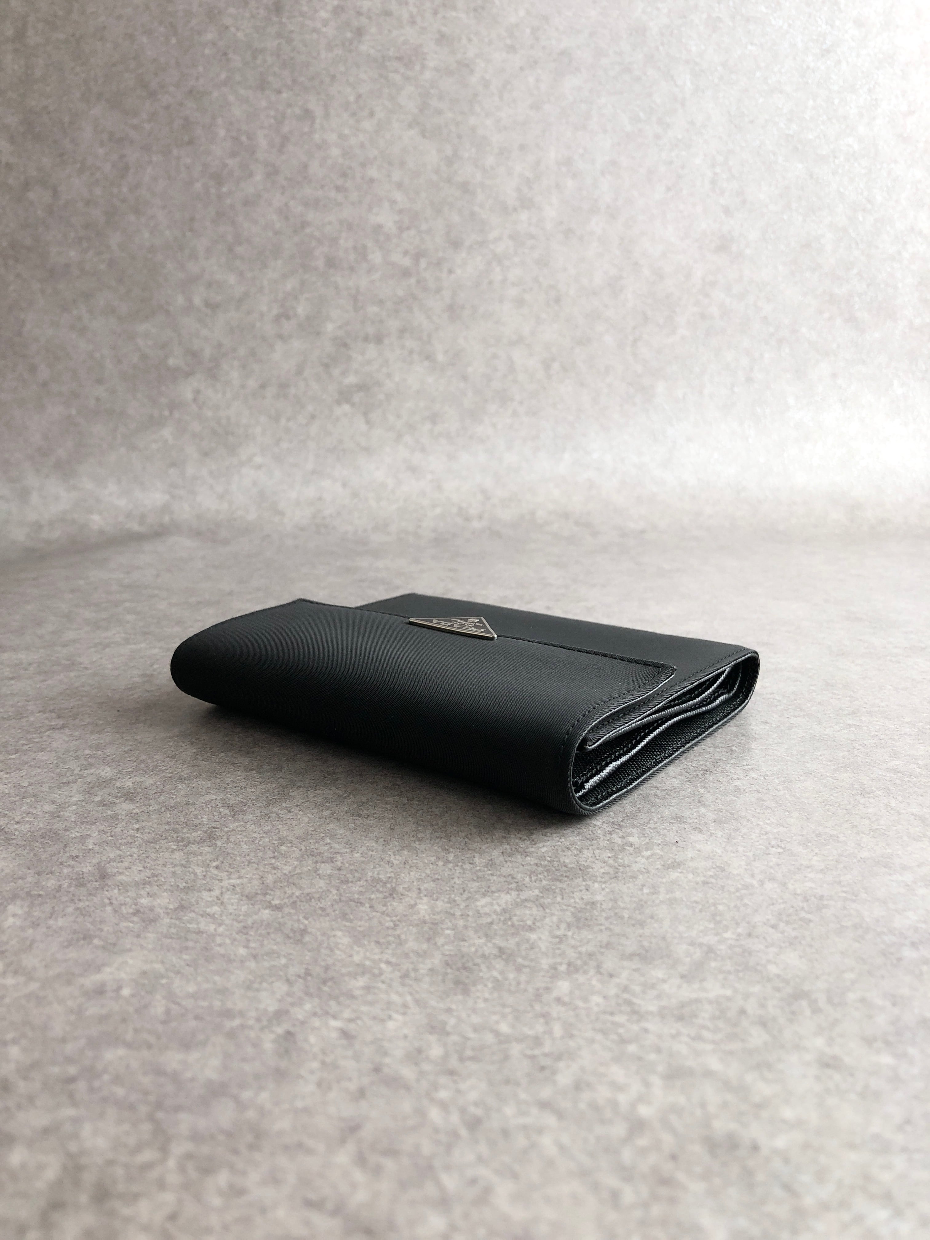 【PRADA／プラダ】ナイロン×レザー 三つ折り財布 ブラック トライアングル PRADA プラダ 財布 ブラック トライアングルロゴ ナイロン 3つ折り