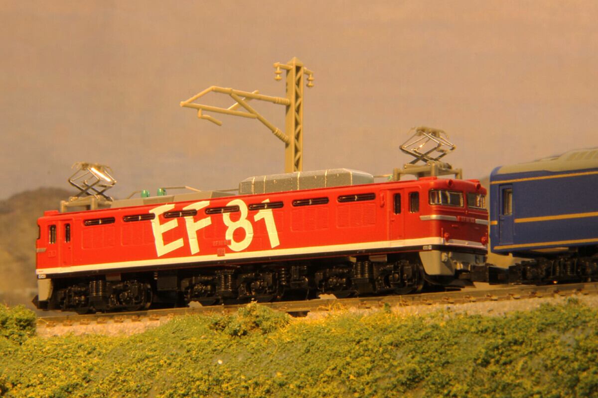 T015-3 EF81形電気機関車 レインボー塗装 95号機 (EF81 Electric Locomotive Rainbow Color  Number 95) ロクハン ＢＡＳＥ.ＳＨＯＰ ｜【公式】鉄道模型通販 Zゲージ Zショーティー
