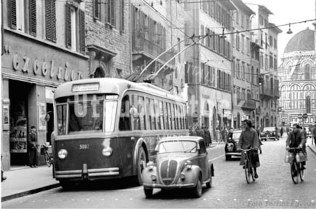 1958年撮影　イタリア　フィレンツェ トラム　クラシックカー【135195801】