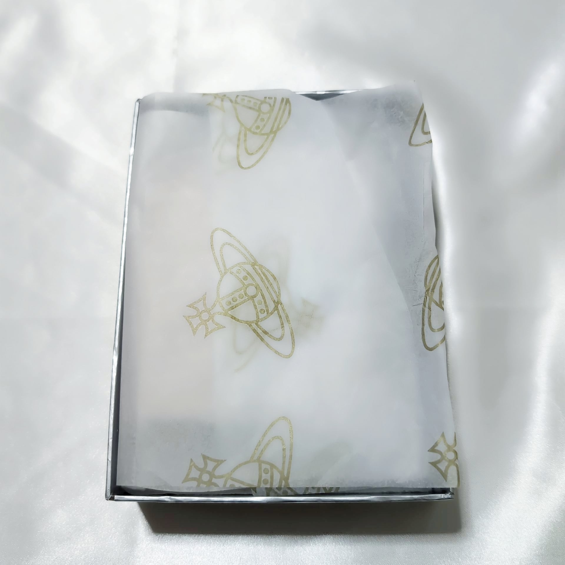 専用ヴィヴィアンウエストウッド　三つ折り財布 エナメル がま口　エンボス ヴィヴィアンウエストウッド エナメル がま口三つ折り財布 レッド