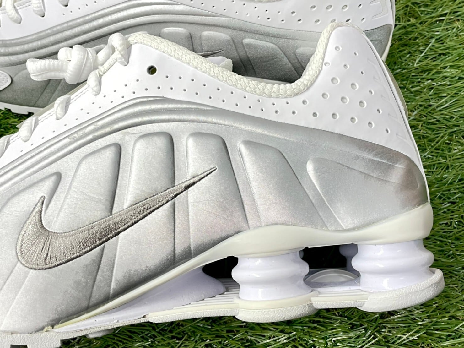 NIKE SHOX R4 WHITE/METALLIC SILVER 104265-131 27.5cm 30KJ0373 