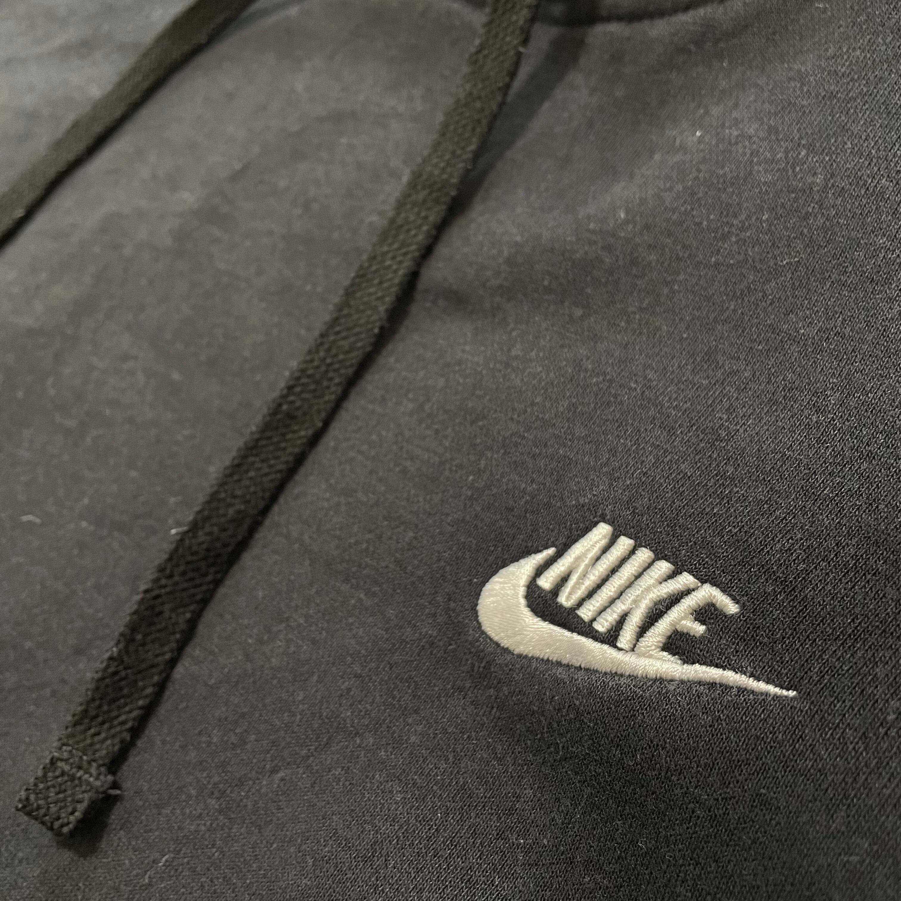 ナイキ　NIKE  スウェットフーディーパーカー　刺繍　ロゴトレーナー