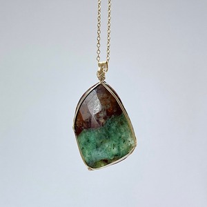 クリソプレーズ　女神巻きペンダントトップ　Chrysoprase pendant